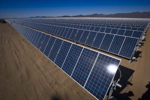 太陽能越來越便宜，2030 年將成電力新霸主
